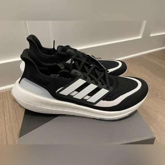 🔥ADIDAS ULTRABOOST🔥 - Picture 1 of 6